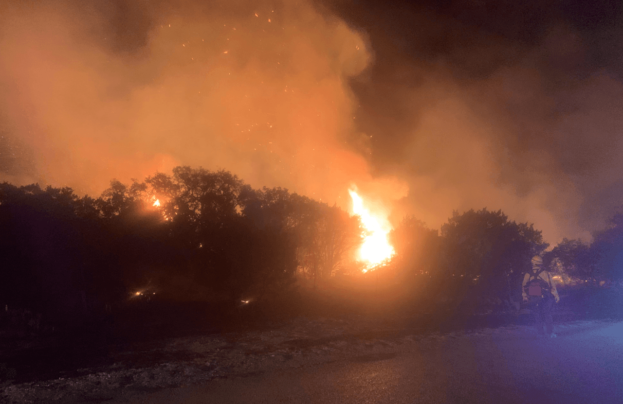 Incendio Das Goat es contenido a un 95%; autoridades consideran reabrir las carreteras del condado Medina 