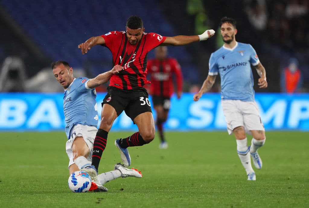 El Milan remontó ante el Lazio (1-2) con un gol en el tiempo añadido y se mantiene en el liderato dejando toda la presión para el Inter, obligado a ganar para ponerse primero, tras esta trigésima cuarta jornada de la Serie A.