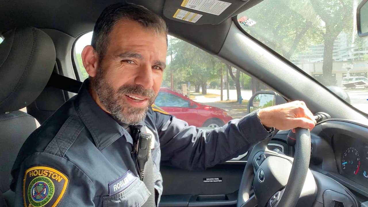 “Una de las infracciones más comunes es cuando los conductores no guardan distancia con el otro vehículo y chocan provocando accidentes”, explica el oficial de la policía de Houston, 
<a href="https://www.univision.com/local/houston-kxln/consejos-que-hacer-si-te-detiene-policia-fotos" target="_blank">Jesús Robles. </a>