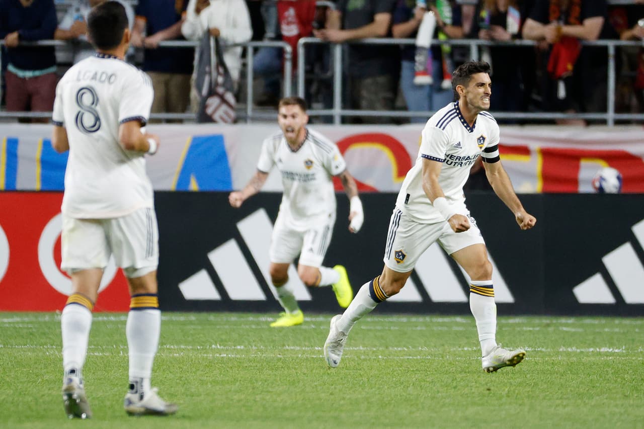 Sin presidente y sin Chicharito, Galaxy sale de la mala racha con garra charrúa