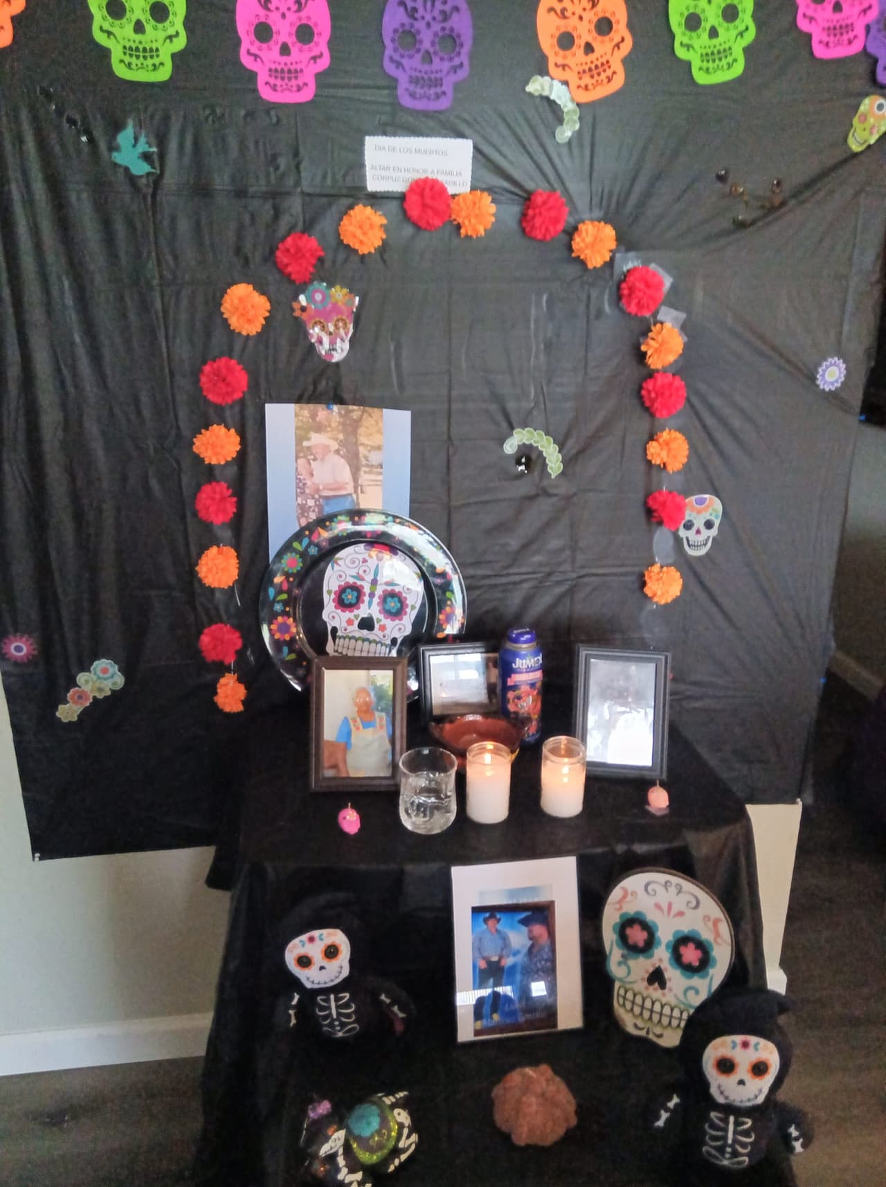En colores negros y con catrinas muy modernas, así es el altar de Berenice Cruz.