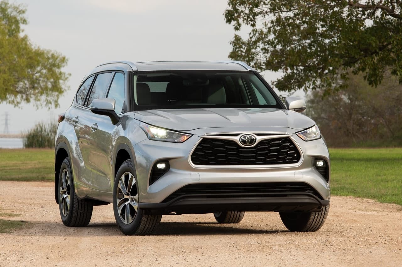 <h3 class="cms-H3-H3"><b>9. Toyota Highlander</b></h3>
<br>
<br>264,128 unidades vendidas durante 2021.
<br>
<br>Comparado al 2020, las ventas de la Toyota Highlander aumentaron un 24%. Este modelo de Toyota con tres filas de asientos fue recientemente rediseñado, lo que le ha permitido posicionarse como uno de los más populares en Estados Unidos.
<br>