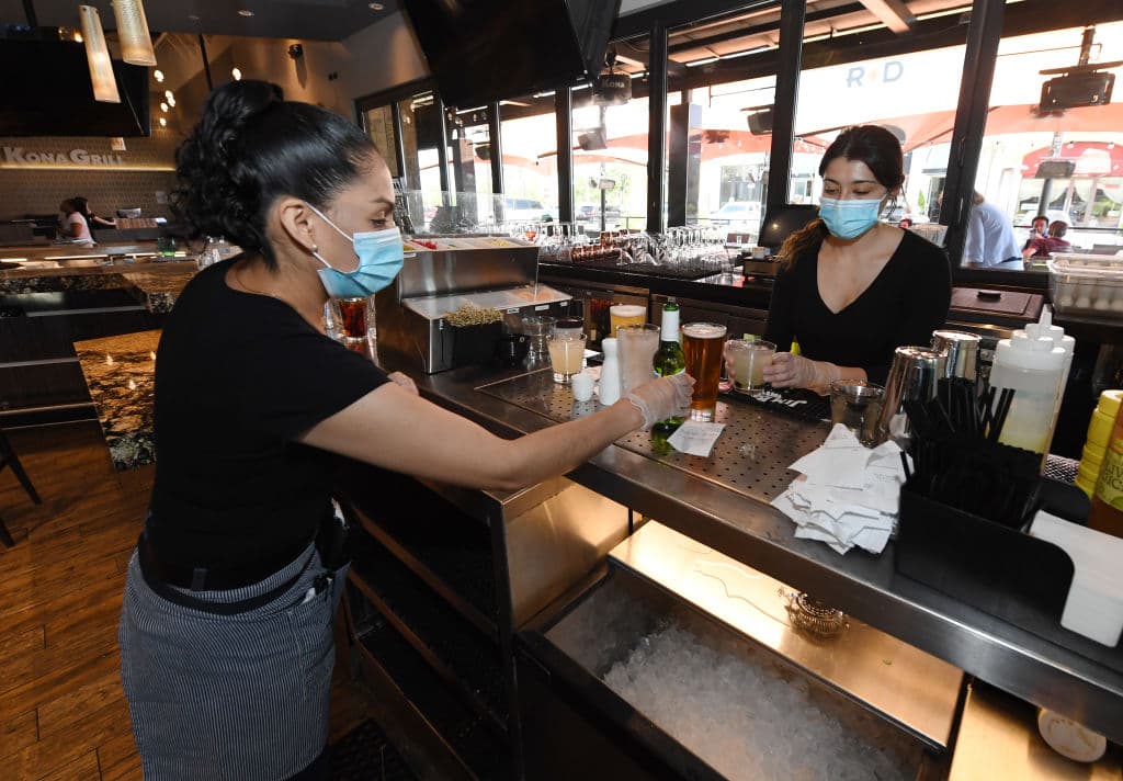 El gobernador de Arizona dictamina que los negocios pueden abrir al 100%