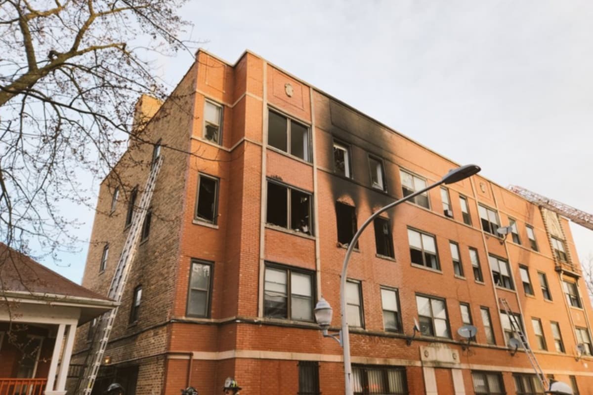 Un complejo de apartamentos ubicado en la cuadra 7800 de S. South Shore Drive, en el lado sur de Chicago, sufrió severos daños tras un incendio.