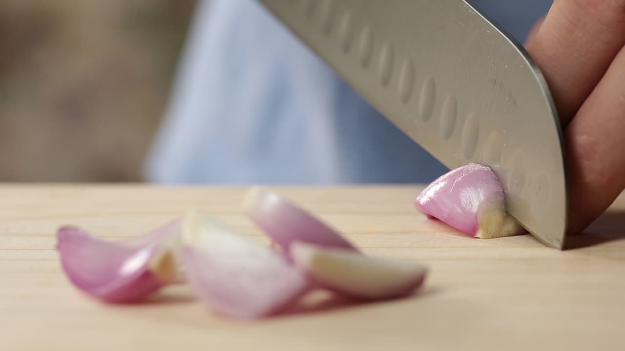 Entretanto, corta los echalotes en trozos grandes.