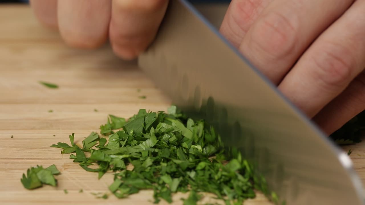 Pica finamente el cilantro.