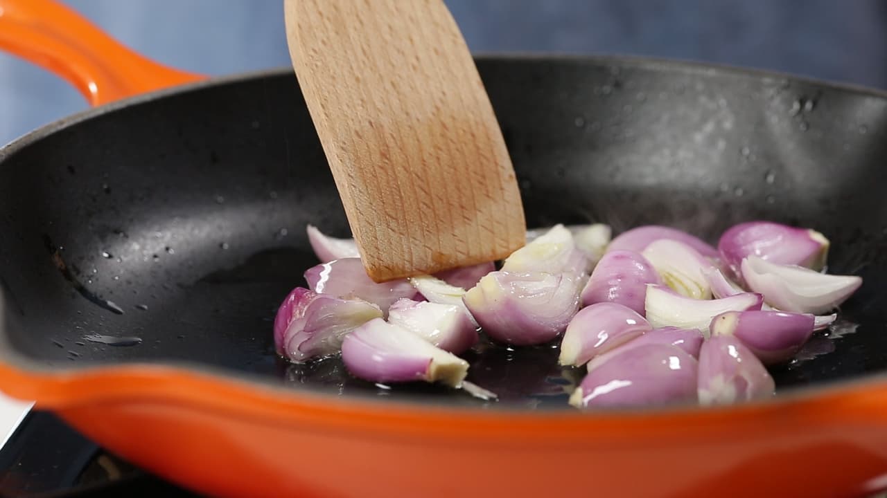 En una sartén con aceite vegetal sofríe los chalotes.