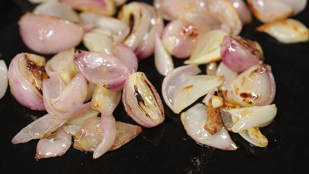 Sabrás que están listos cuando empiecen a transparentarse. Puedes dejar que algunos se doren un poco para enriquecer su sabor.