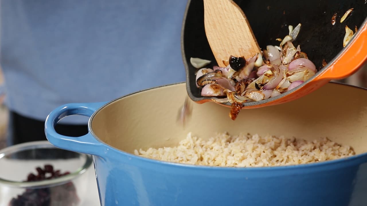 Agrega al arroz los chalotes.