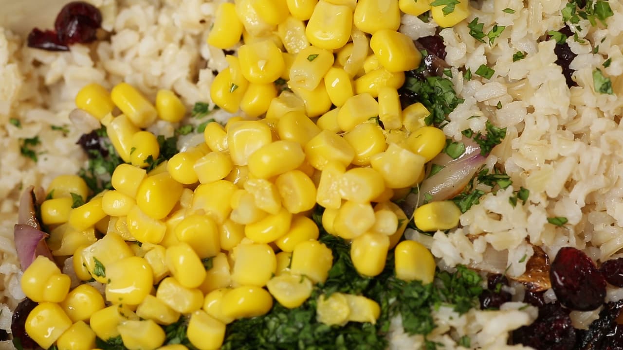 Añade también los arándanos, el cilantro y los granos de maíz.