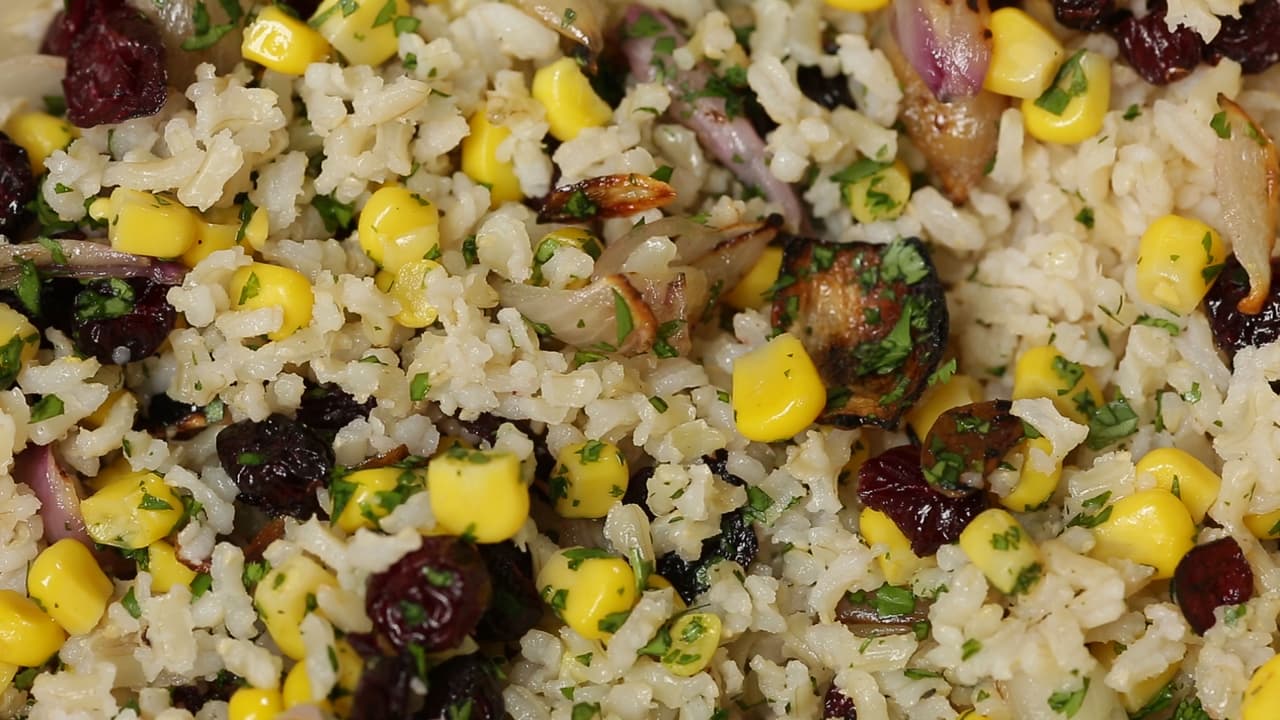 Revuelve todo de manera que todos los ingredientes queden bien integrados en el arroz.