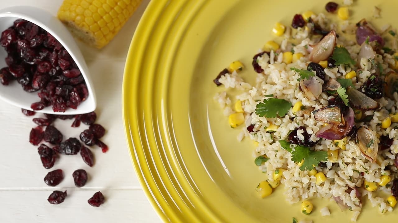 ¡Voilà! Tu arroz integral con arándanos y chalotes está listo para la degustación. Lo puedes adornar con unas hojas de cilantro al servirlo.