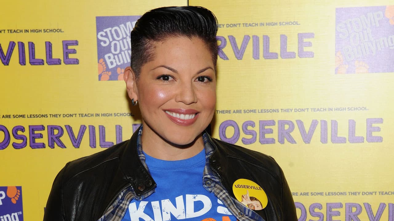 <b>Sara Ramírez</b>
<br>Durante dos temporadas, Sara interpretó a la doctora Callie Torres en la exitosa serie ‘Grey’s Anatomy’. Como parte de una entrevista con ‘People’ en 2018, comentó que sentía temor al revelar su verdadera identidad, esto debido a que le preocupaba que su carrera se viera afectada negativamente.