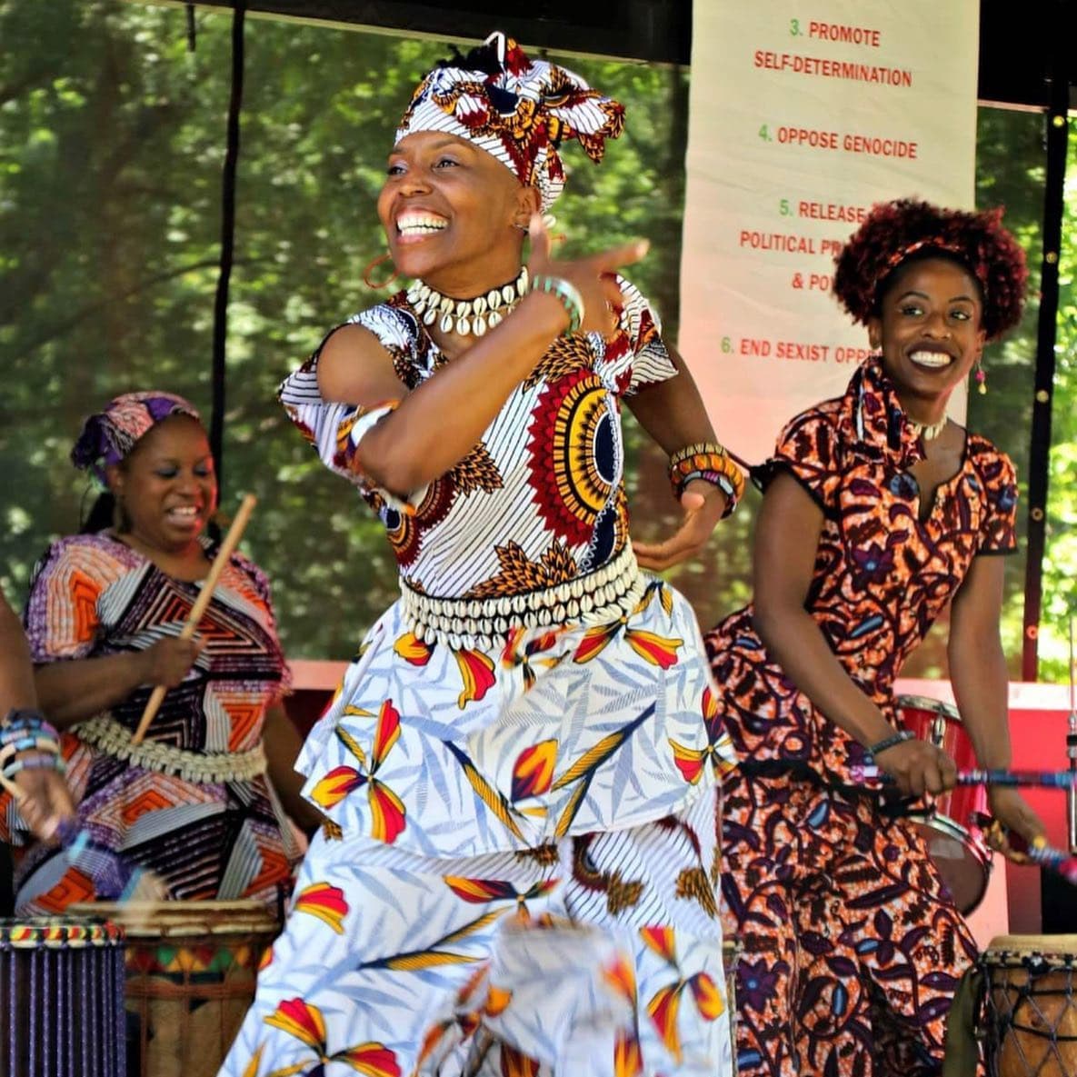<b><a href="https://www.aaddf.org/">Atlanta African Dance & Drum Festival (21 al 23 de julio)</a></b>. Festival que celebra la música y la danza del continente africano y la diáspora, con un mercado de artesanías de inspiración africana, vendedores de comida y más.