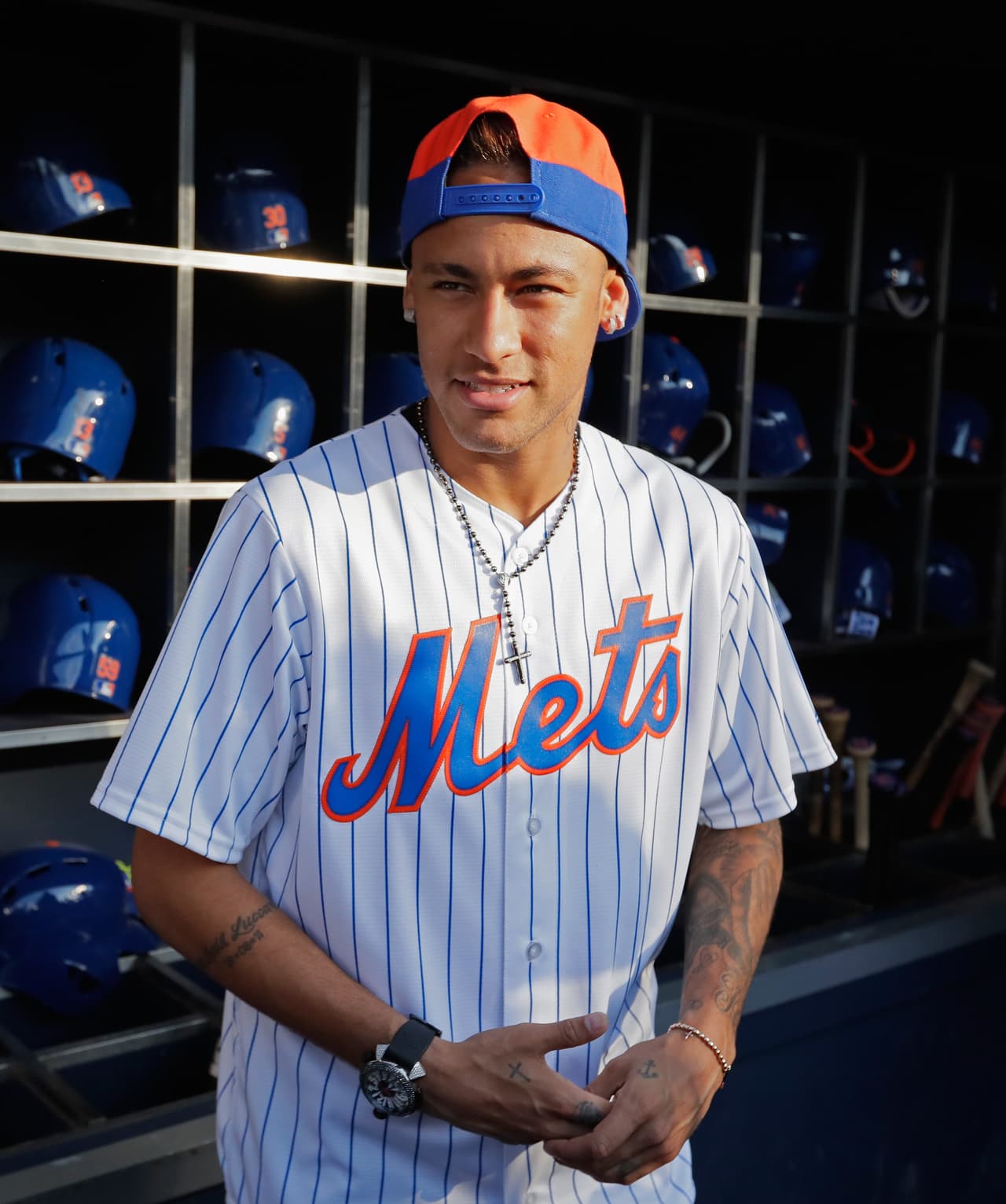 Neymar cambia el fútbol por el baseball y hace el ridículo
