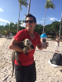 Ops! Ya se quiere llevar a la iguana a su casa.