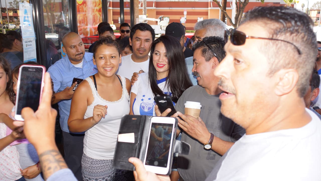 La Hondureña confía en que su selección le gane a México y en un próximo partido, y no tiene problema con seguir pagando apuestas hasta lograr que El Feo y El Pelón sean los que paguen el siguiente reto.