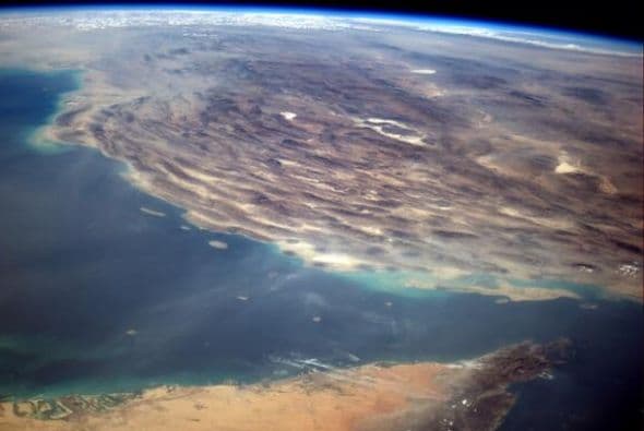 La punta de Dubai apunta de forma surrealista hacia Irán. Fotos: @astro_reid