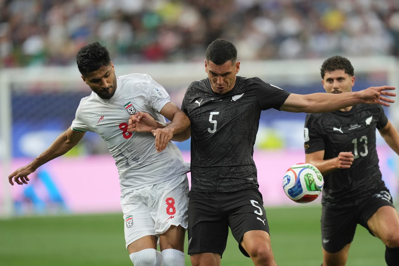 El neozelandés Michael Boxall (5) disputa el balón con el iraní Mohammad Mohebbi (8) durante el partido de fútbol del Grupo G de la Copa del Mundo entre Irán y Nueva Zelanda.