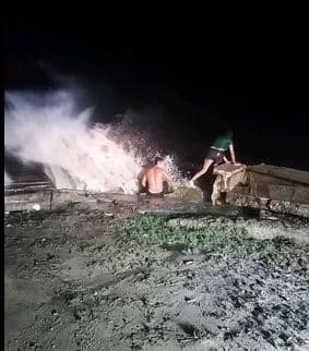 La foto de unos jóvenes bañándose en una playa en Vieques en plena tormenta causó indignación en redes sociales.