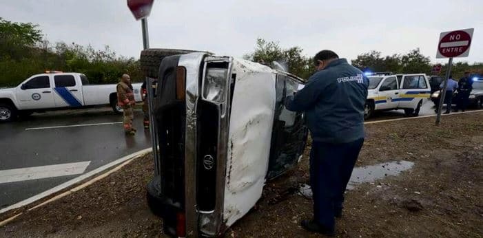 Hubo algunos accidentes vehiculares, como este carro volcado en Ponce.