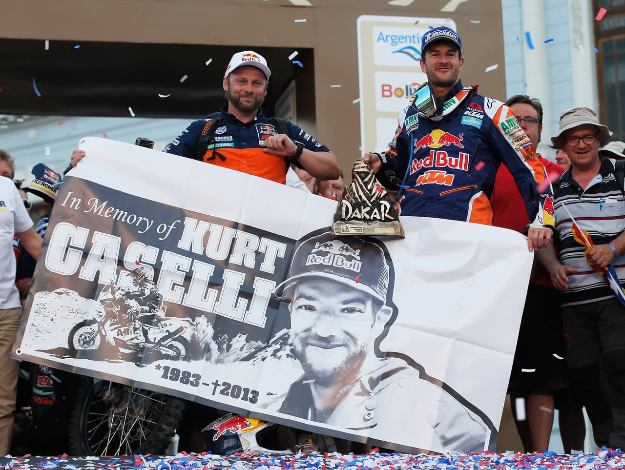 <b>Baja 1000</b>
<br>Desgraciadamente por lo extremo de esta carrera se han reportado pérdidas humanas. Las condiciones del camino no son nada fáciles, y nunca se sabe cuándo puedan aparecer animales en el camino; como fue el caso de
<b> Kurt Caselli, </b> reconocido participante del Rally Dakar, quien murió en 2013 al sufrir un percance a bordo de su moto. En la imagen, sus compañeros del Dakar lo recuerdan meses después de su muerte.