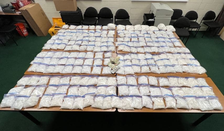 Autoridades incautaron más de 250 libras de metanfetamina luego de realizar una parada de tráfico, informó la policía de San Bernardino.