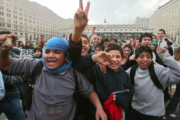 La primera gran manifestación contra la dictadura fue el 11 de mayo de 1983, convocada por la Confederación de Trabajadores del Cobre, liderada en esa época por el joven dirigente sindical Rodolfo Seguel.