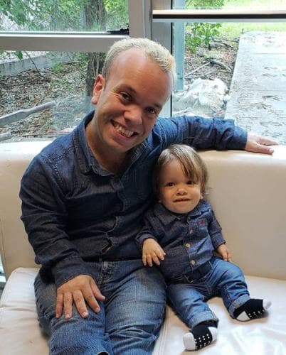 En El Gordo y La Flaca también celebramos la paternidad de 'Carlitos El Productor'. Él es papá de Sebastián, quien este 2021 cumplió sus primeros 4 añitos.