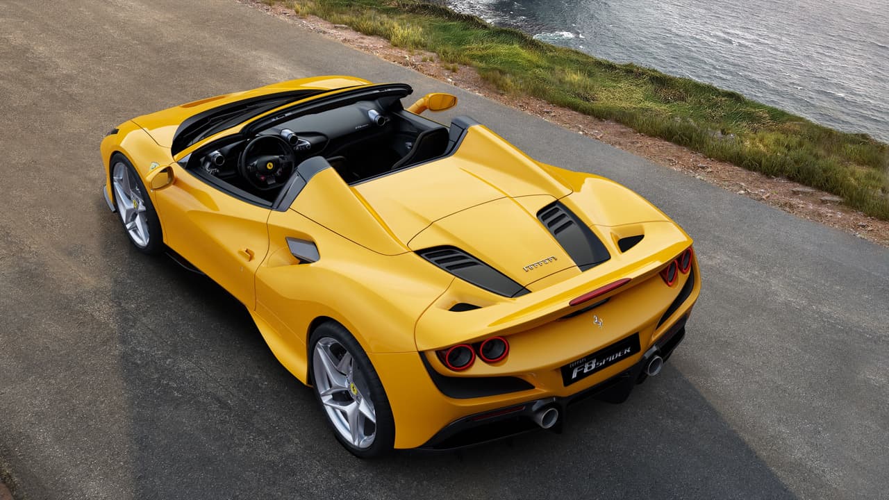 En la prueba de las 
<b>0 a 62 mph (100 km/h)</b> mantiene el registro de 
<b>2.9 segundos</b>. Sin embargo, 
<b>acelerar hasta las 124 mph</b> le toma 
<b>8.2 segundos</b>, mientras que la variante cupé lo hace en 
<b>7.8 segundos</b>. Su velocidad máxima se mantiene igual en 
<b>211 mph (340 km/h)</b>.