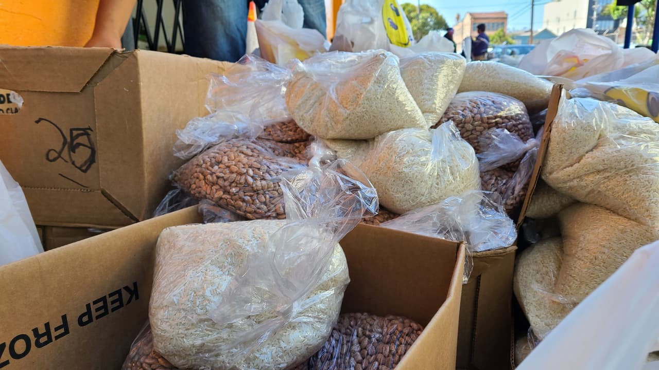 Entre los alimentos distribuidos por Mission Food Hub hay bolsas de frijol y arroz.