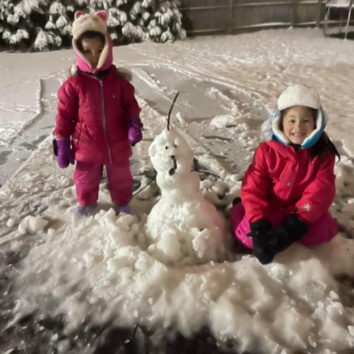Los niños no resistieron la tentación de salir a jugar con la poca nieve acumulada en los jardines.