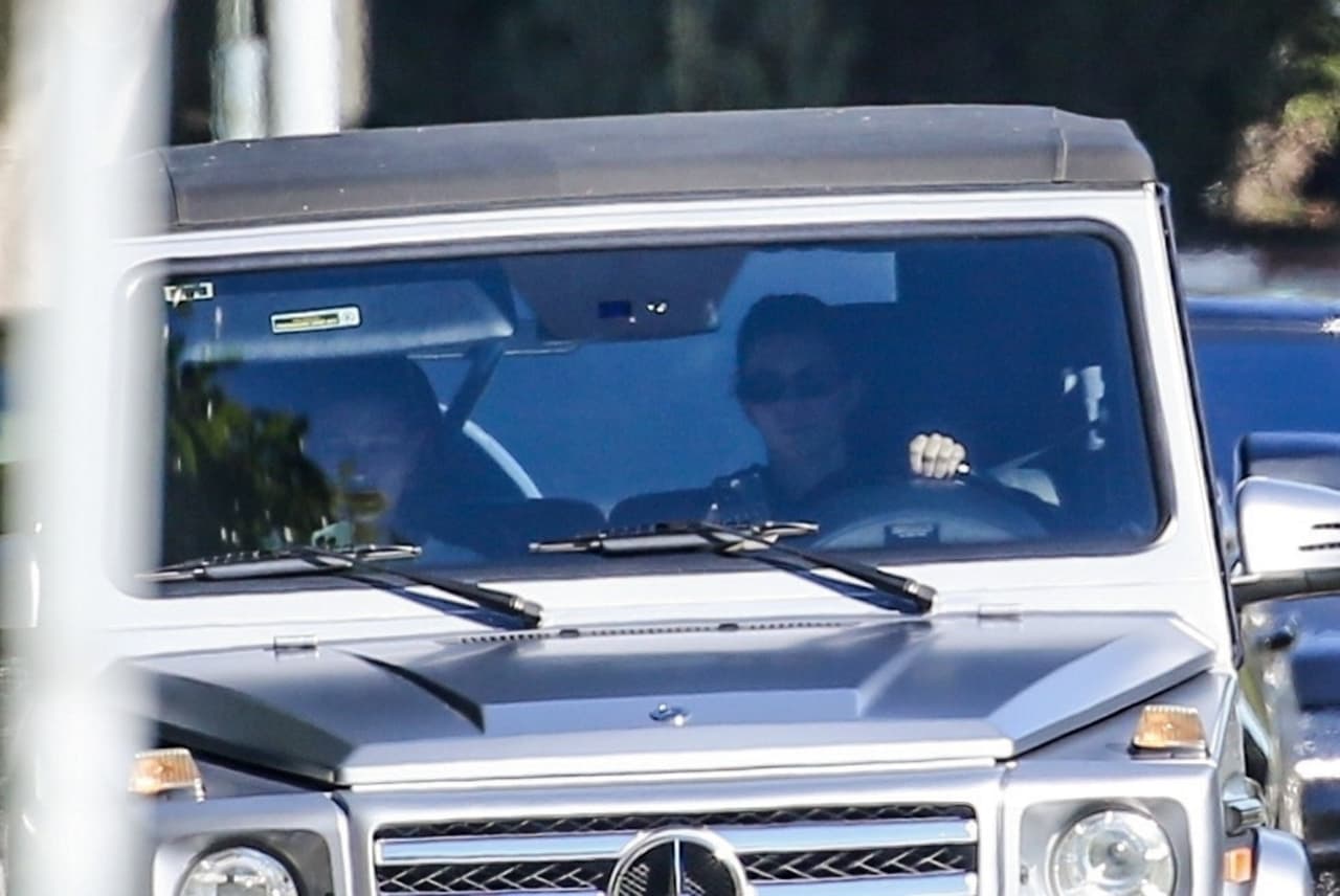 Kendall Jenner y Hailey Bieber circulaban en las calles de Beverly Hills antes de que pidieran pararse.