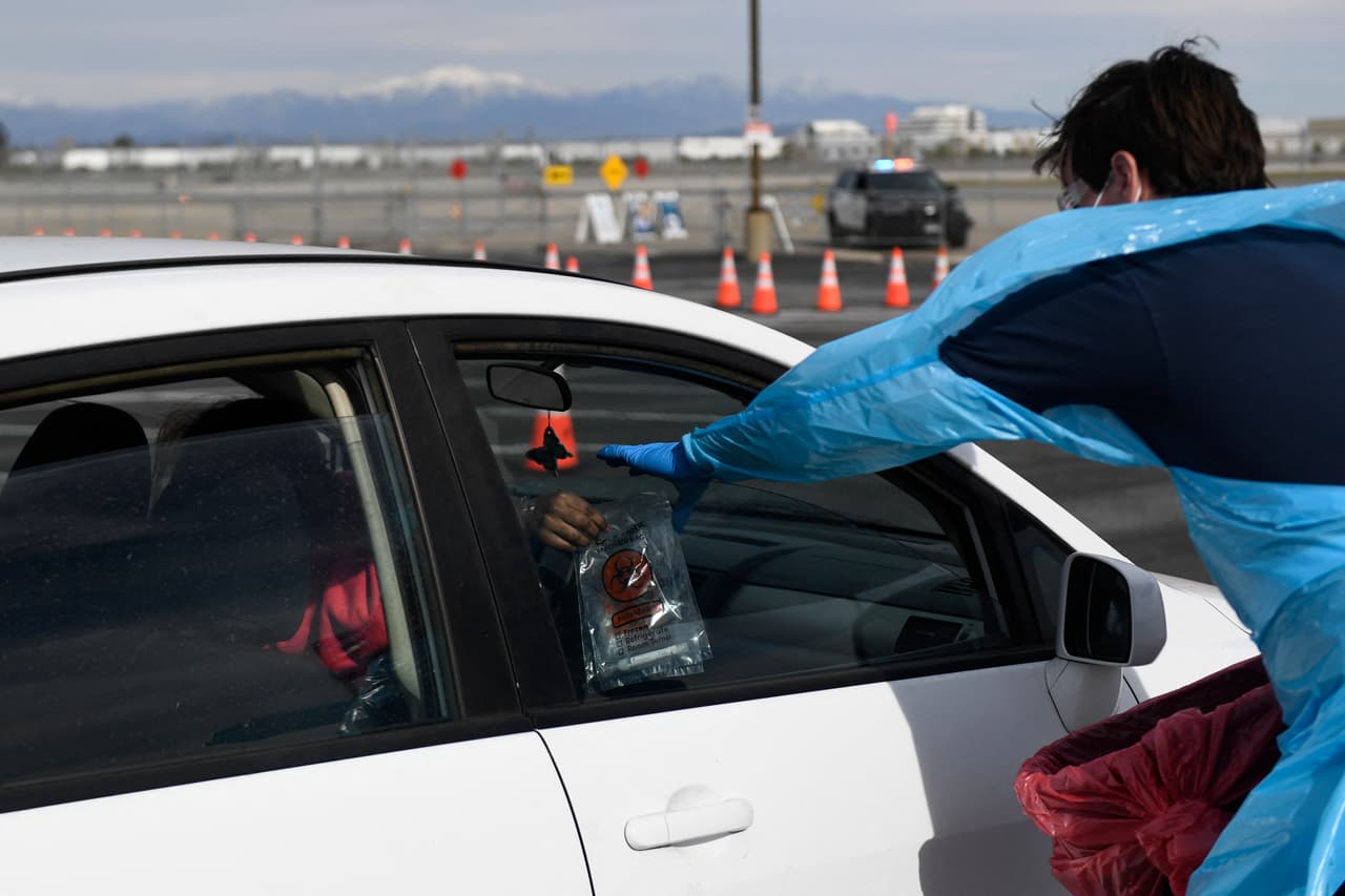 Actualmente, Embry Health tiene varios sitios de prueba de covid-19 que operan las 24 horas del día. Para hacerse una prueba de covid-19, debe hacer una cita:
<br>
<ul>
<li class="MsoNormal" style="color:black;mso-margin-top-alt:auto;margin-bottom:
7.5pt;mso-list:l0 level1 lfo1;tab-stops:list .5in;background:white"><a href="https://embrywomenshealth.com/testing-blitz/?fbclid=IwAR05WtwbSGb7CnWlOd-7eV1CZ38-8RNIJ6rJm0D0QiP-pEXQNWFNWq_p-74" target="_blank"><b>Haz clic aquí para hacer una cita en línea</b></a> o llame al 480-376-2170 para programar una cita.</li>
</ul>
<ul>
<li class="MsoNormal" style="color:black;mso-margin-top-alt:auto;margin-bottom:
7.5pt;mso-list:l0 level1 lfo1;tab-stops:list .5in;background:white;
box-sizing: border-box">Asegúrese de anotar el sitio de prueba en donde hizo su cita.</li>
</ul>