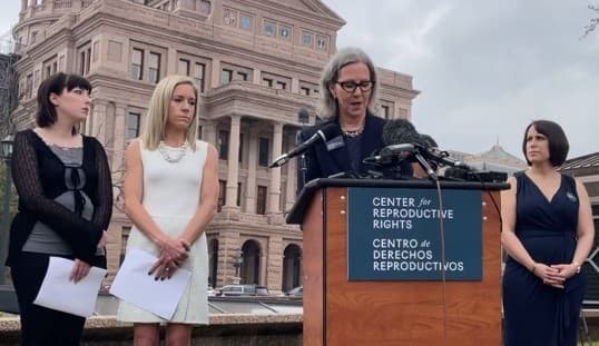 "Presentamos estas demandas para que a los pacientes no se les impida, retrase o deniegue la atención obstétrica necesaria, incluido el aborto.", dijo Nancy Northup.