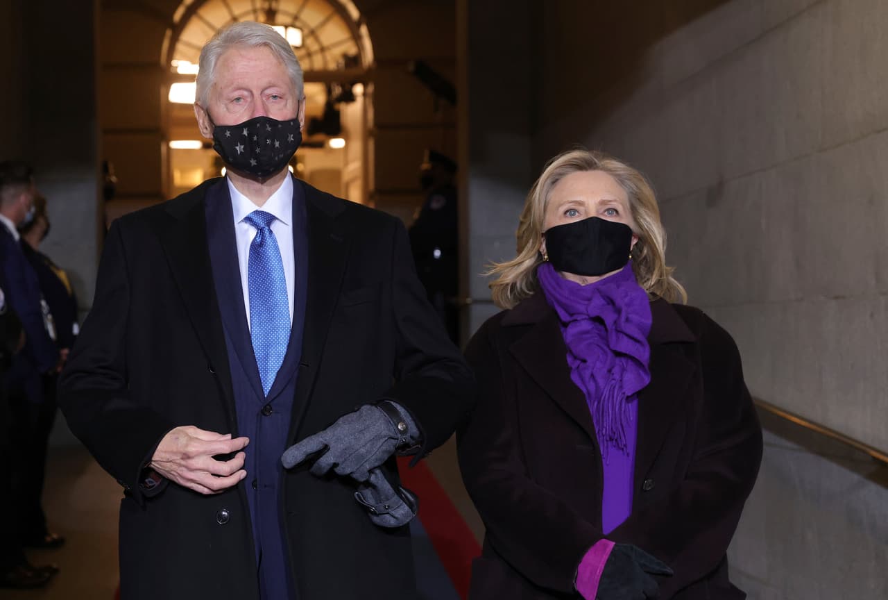 "Honrada de presenciar la historia hoy. Que Dios los bendiga @Joe Biden y @KamalaHarris mientras asumen el trabajo de sanar a nuestra nación. Que todos cumplamos con nuestro deber como ciudadanos de ayudar a nuestro país y a nuestros conciudadanos a superar los desafíos futuros". Exsenadora y ex secretaria de estado
<b> Hillary Clinton.</b>