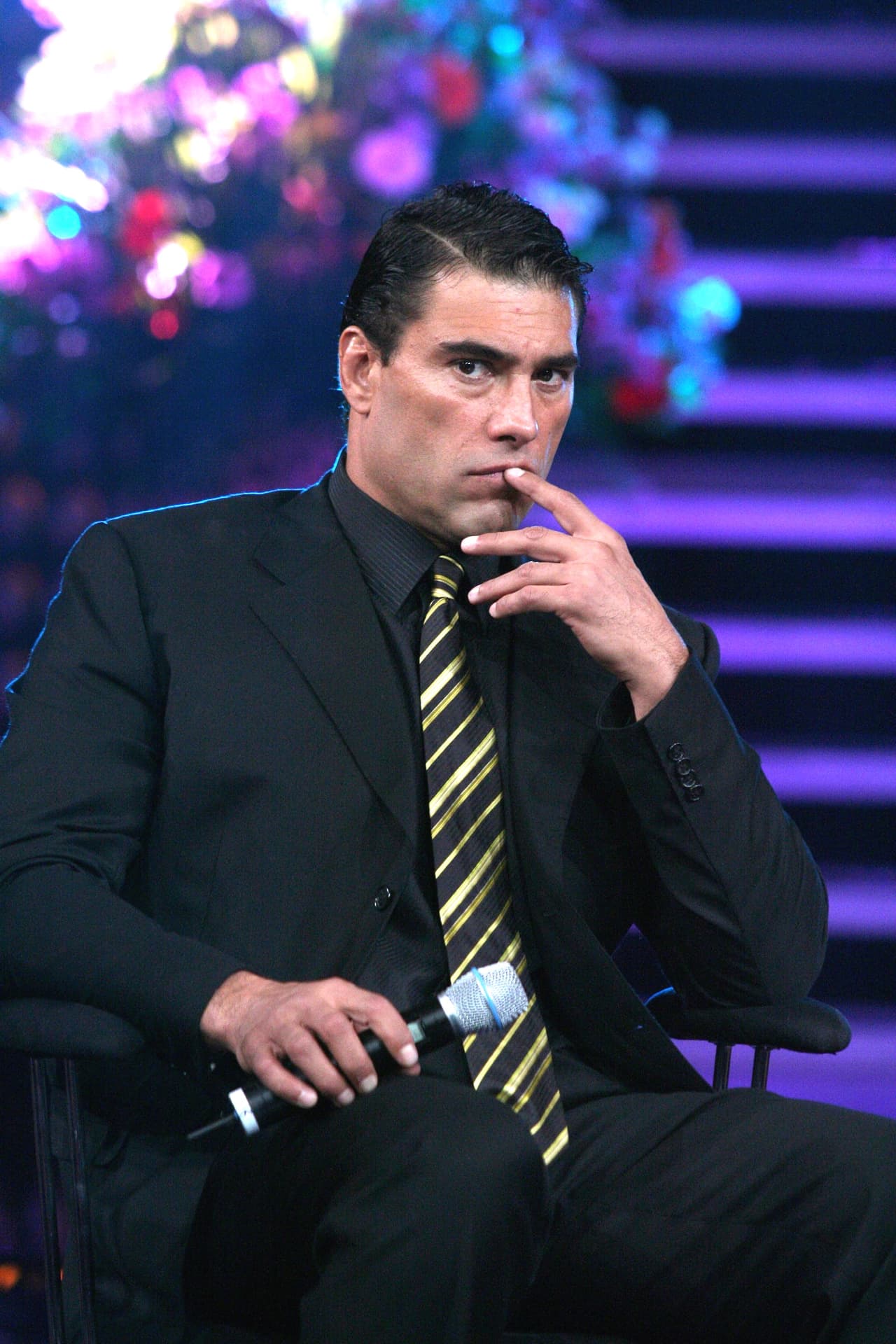 <b><a href="http://www.univision.com/temas/eduardo-yanez">Yáñez</a></b> pasó duros momentos, "como cinco años estuve bebiendo de una manera increíble, hasta que toqué fondo. Estaba tomando agua con loción, con colonia, ahí me di cuenta de que estaba muy mal. Bebía desde la mañana, primero cerveza, luego tequila y después whisky. Hoy ya no tomo".