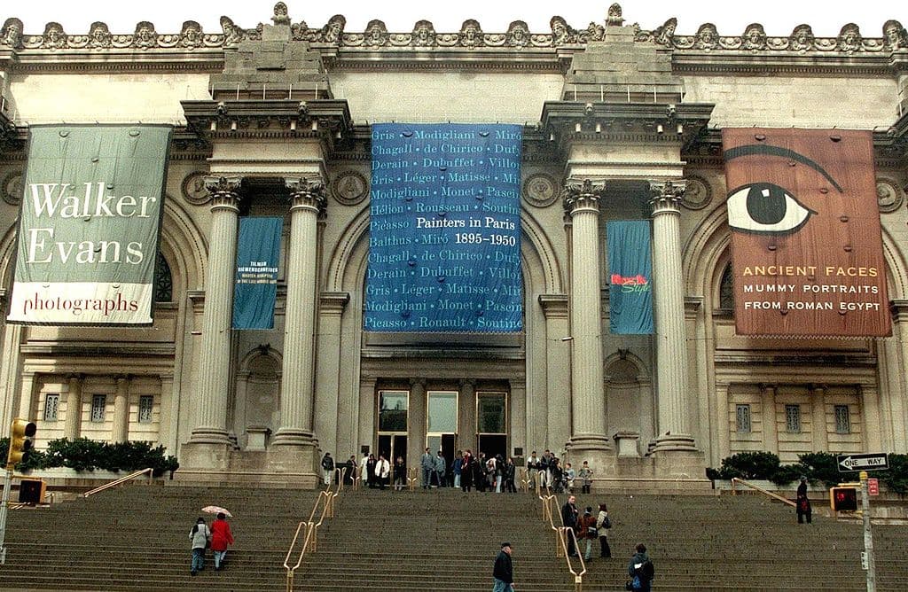 <b>Metropolitan Museum of Art.</b> Este icónico museo alberga más de 5,000 años de arte, desde antigüedades egipcias hasta obras modernas. Destacan sus colecciones de pintura europea y arte asiático. La entrada general es de $30 para adultos, pero residentes de NY, NJ y CT pagan lo que deseen.
<a href="https://www.metmuseum.org/">Sitio oficial</a>.
