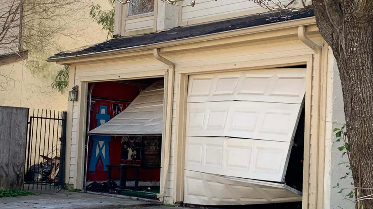 El fuerte impacto de la explosión hizo que las puertas de la cochera de esta casa sufrieran serios daños.