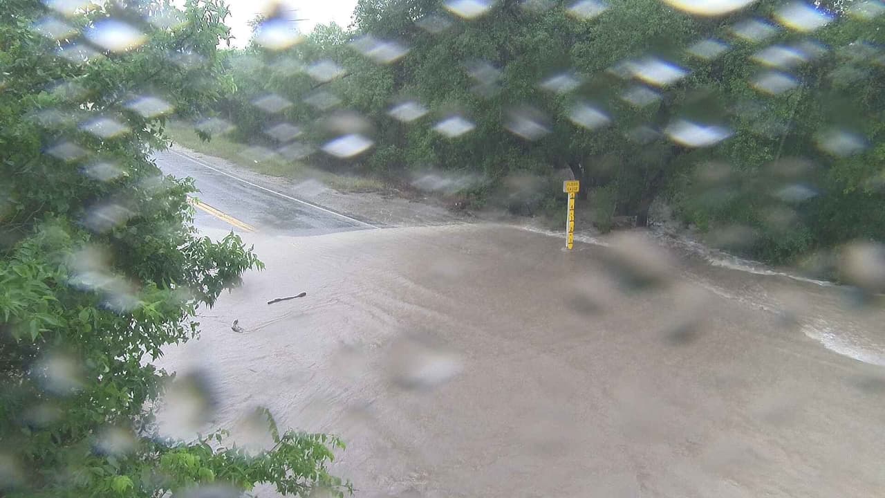 Váyase de las áreas propensas a inundación: zonas bajas, cañones, costas, etc.
<br>
<br>Evite manejar por áreas inundadas y agua estancada. Tan solo seis pulgadas de agua pueden hacerle perder el control de su vehículo.
<br>
<br>El daño inicial que causan las inundaciones no es el único riesgo. Las aguas de inundación estancadas también pueden propagar
<a href="https://www.cdc.gov/es/disasters/floods/cleanupwater.html">enfermedades infecciosas</a>, contener sustancias químicas peligrosas y causar lesiones.
<br>