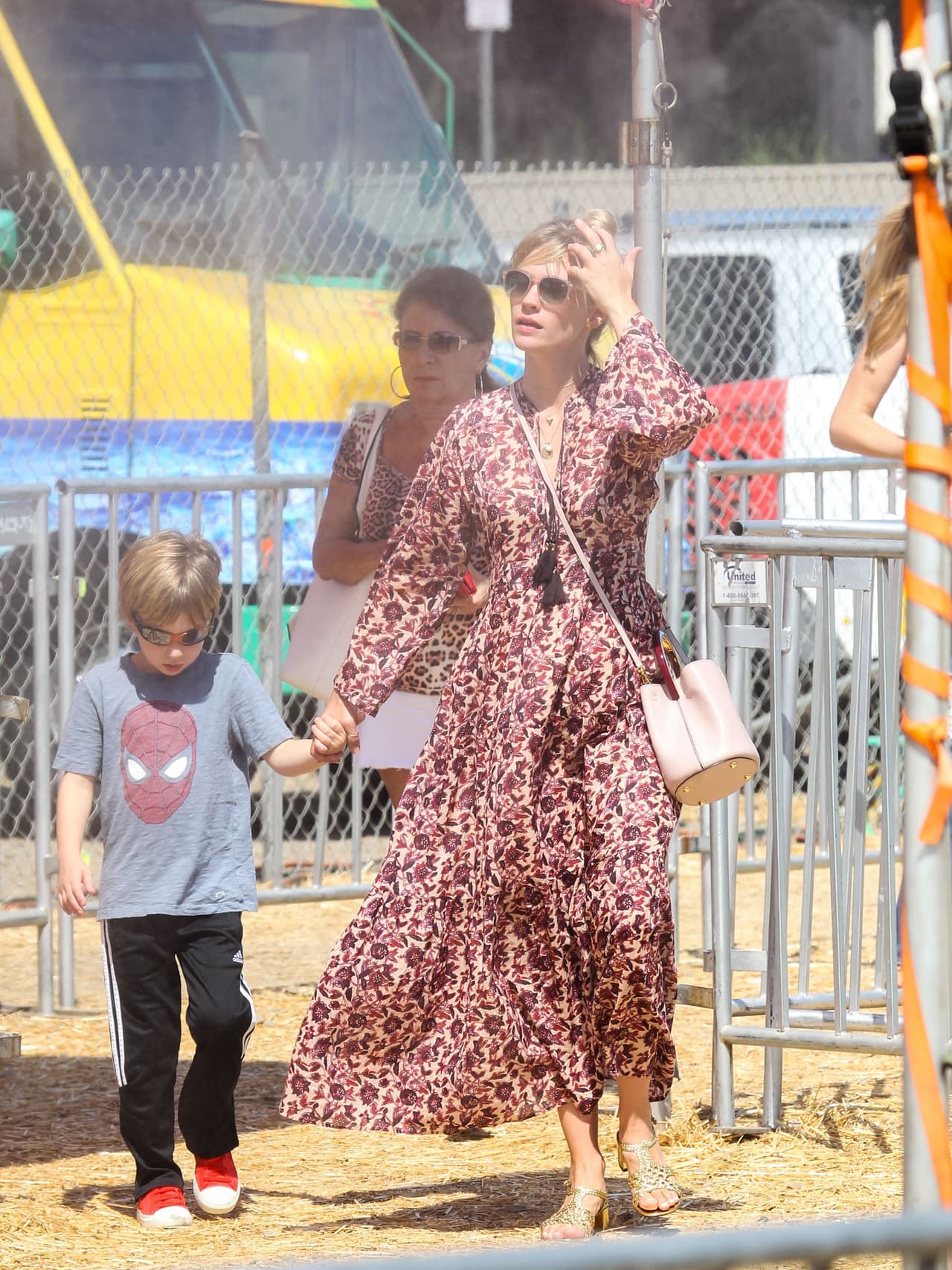 Los rumores surgieron a raíz de que January y Matthew Vaughn trabajaron juntos en la cinta 'X-Men: primera generación' en 2011. De acuerdo con E! Online, Vaughn y la actriz tuvieron una relación 'muy cercana' en el set.