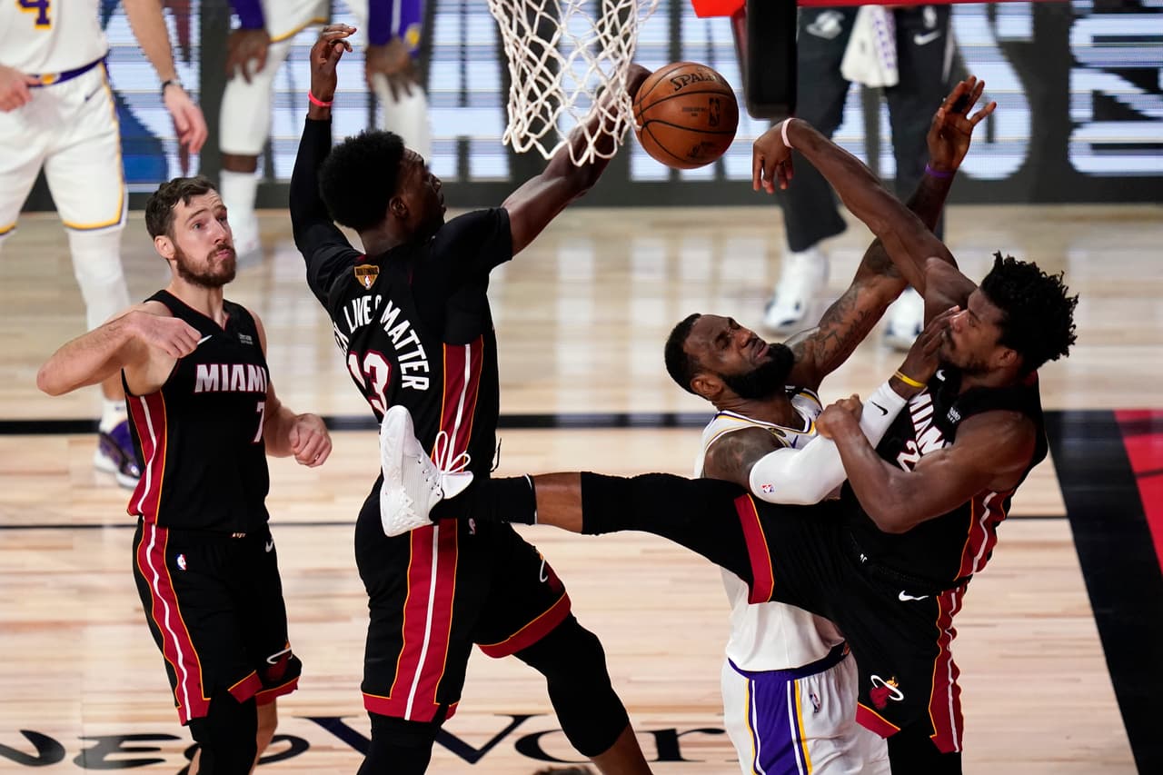 Los Lakers consiguen llevarse el sexto partido con un marcador de 106-93 sobre el Miami Heat, resuelven la serie y levantan el título número 17 de la franquicia.