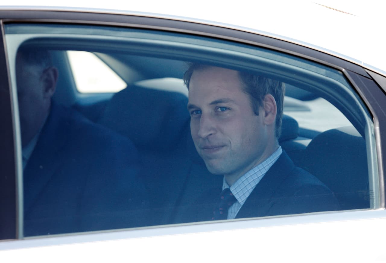 "A veces los miembros de la realeza no están atados (con el cinturón) por su propia seguridad, por ejemplo, podrían necesitar escapar rápidamente en una emergencia".
<br>