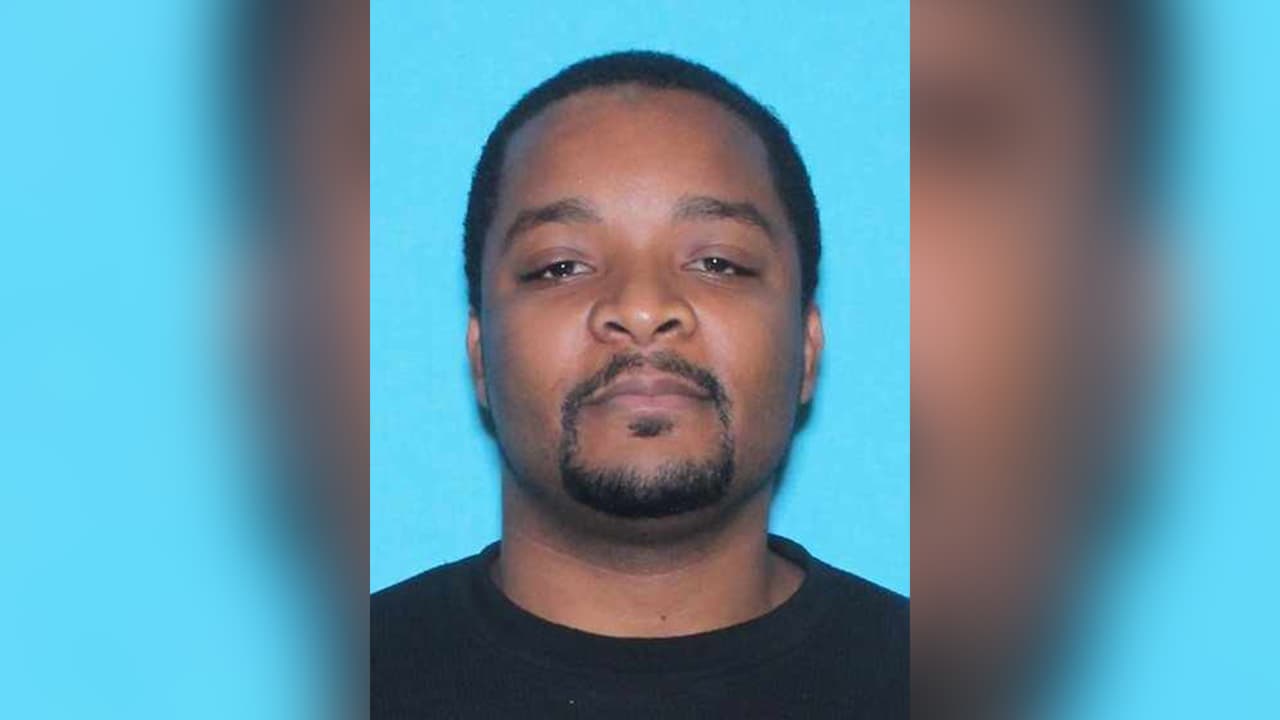 Kelley Lamar Bishop, es buscado por presuntamente provocar heridas en el cuerpo a un menor o una persona mayor.