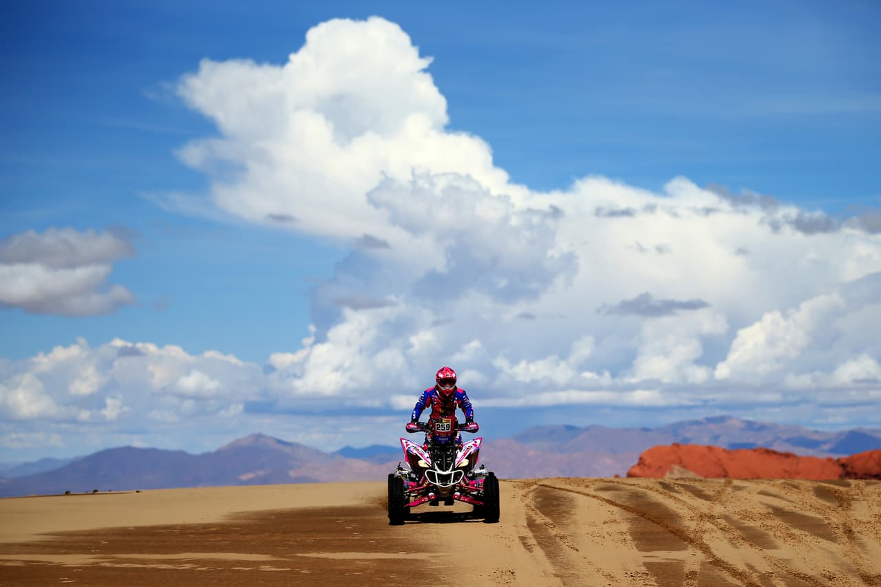 El rally Dakar es la primera gran competencia del año en automovilismo y motociclismo, en recorridos por lugares desérticos en los que los competidores incluso arriesgan su vida. En medio de esa exigencia, la belleza de la naturaleza, multicolor y diversa, adorna la carrera en Suramérica.