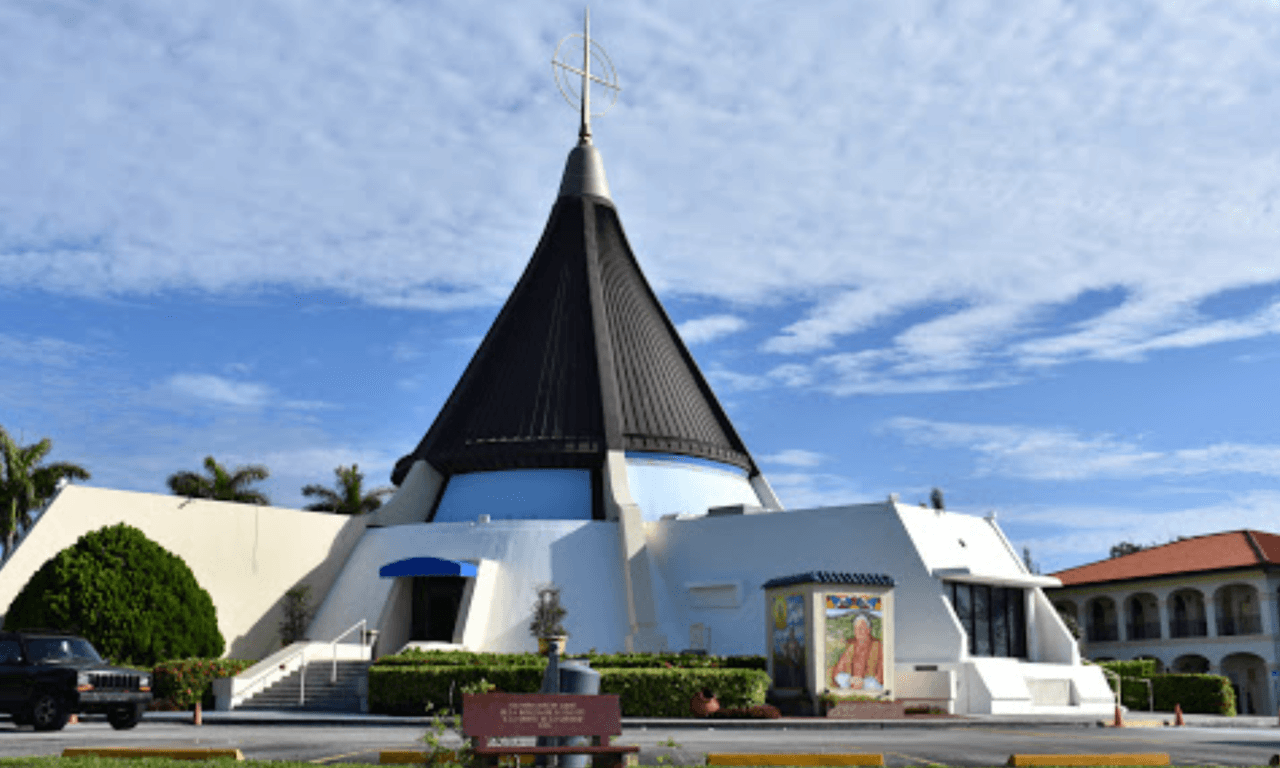 La Ermita de la Caridad del Cobre ofrece las misas 
<a href="https://ermita.org/" target="_blank">en su página web y en su Facebook.</a> Incluso hay un streaming con la imagen de la Virgen las 24 horas.