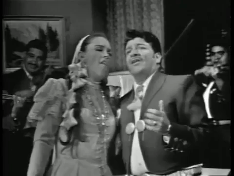 Aquí José Alfredo junto a Lucha Villa, cantando 'Si nos dejan'.