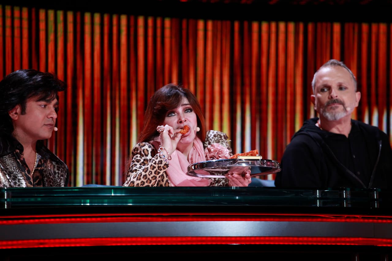 No, pues nadie querría soltar el platillo. Aquí podemos ver que Albertano también estaba ansioso por probarla.