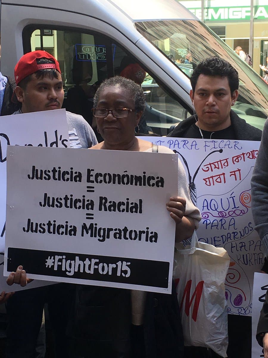 Violeta Luis Dauze, al centro, tiene 60 años y aunque contempla eventualmente el retiro, confía que los próximo trabajadores de restaurantes de comida rápida gocen de mayor estabilidad en sus horarios.