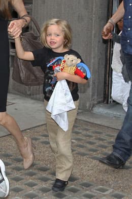 La linda Shiloh, con todo y teddy bear, después de que sus padres los llevaran a ver 'Wicked' en Londres, en 2011.